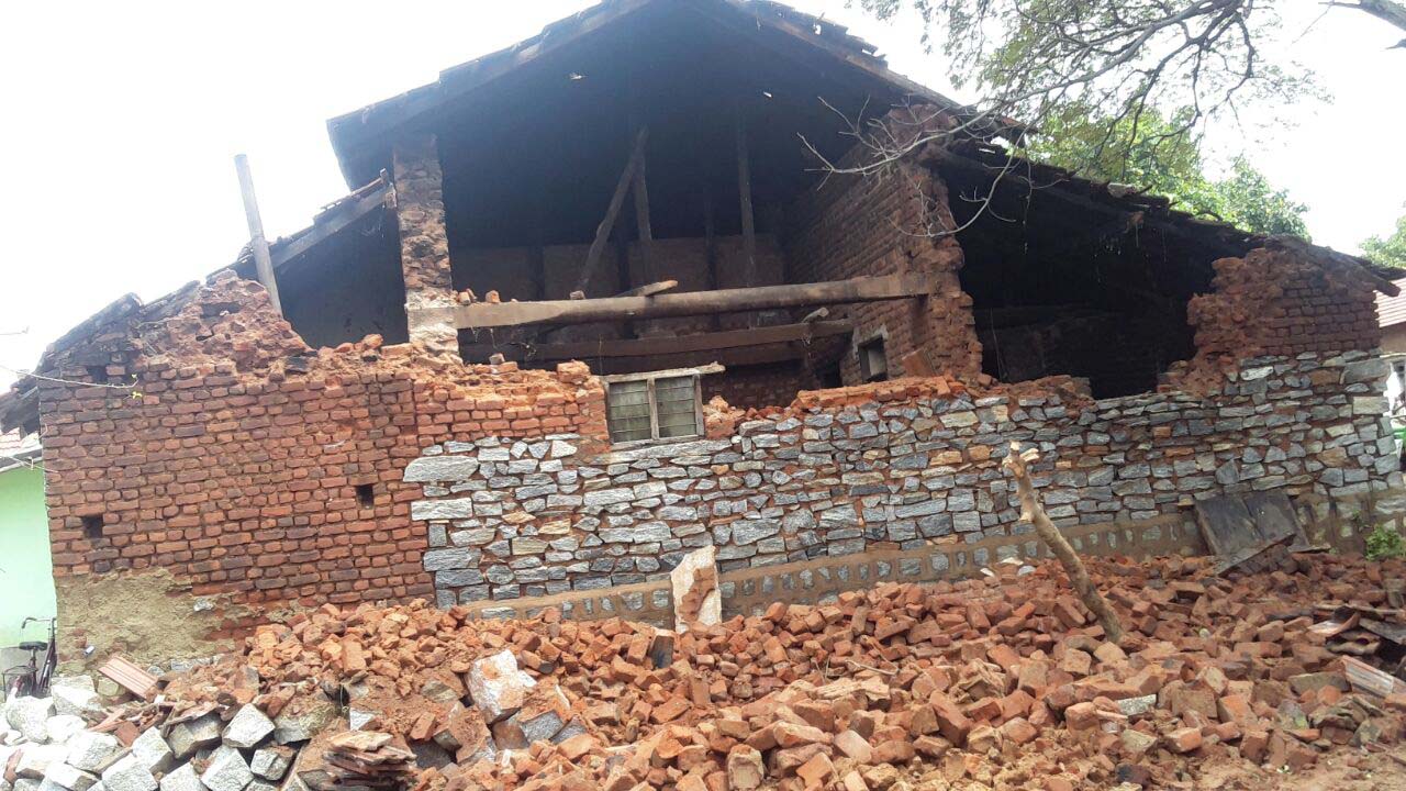 ಮಳೆಗೆ ಕುಸಿದುಬಿದ್ದ ಮನೆ ಗೋಡೆ